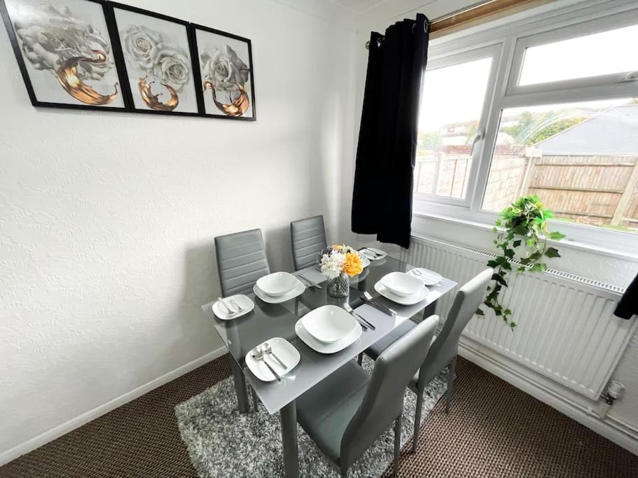 3 Bedroom House With Free Parking Чатам Экстерьер фото
