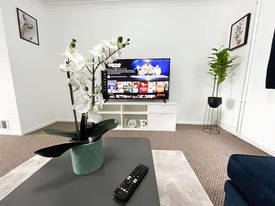 3 Bedroom House With Free Parking Чатам Экстерьер фото